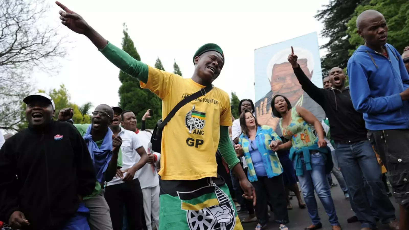hombres cantando por Nelson Mandela