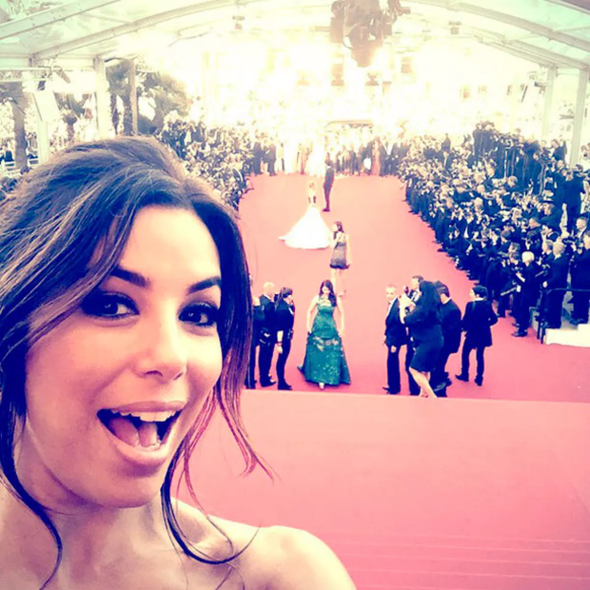 Como Salma, Eva también rompió las reglas con la selfie en Cannes.