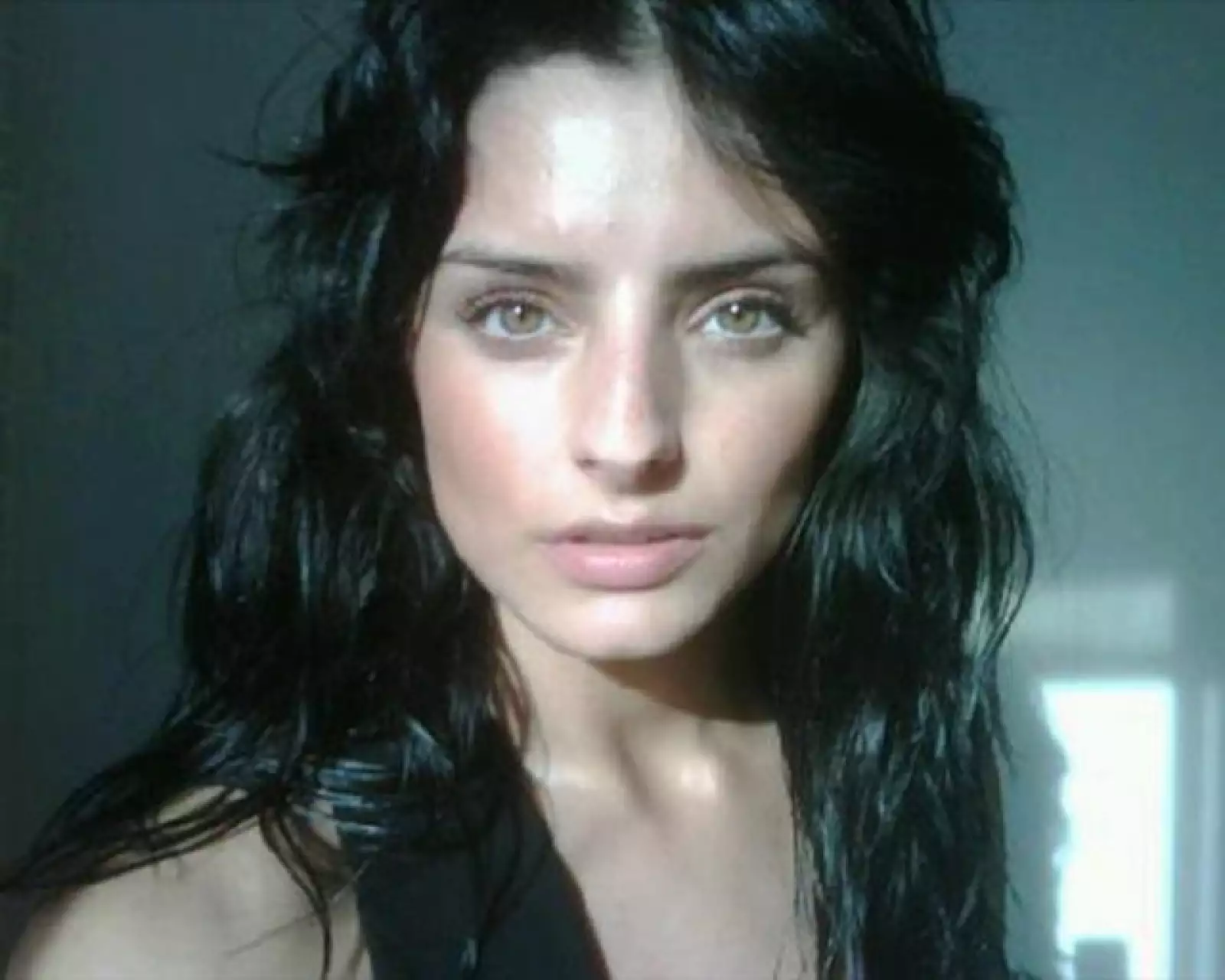 ‘En sesión de fotos. Llevo horas pero están quedando muy fregonas’, escribió Aislinn Derbez.