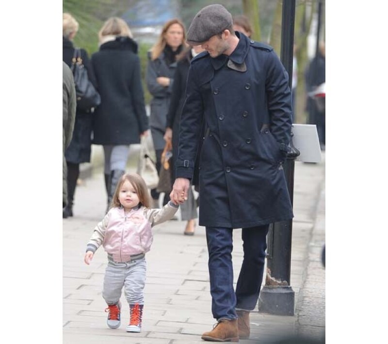 La tierna Harper Seven y David robando miradas en Londres hace unos meses. Son la mejor combinación de padre-hija a la moda.