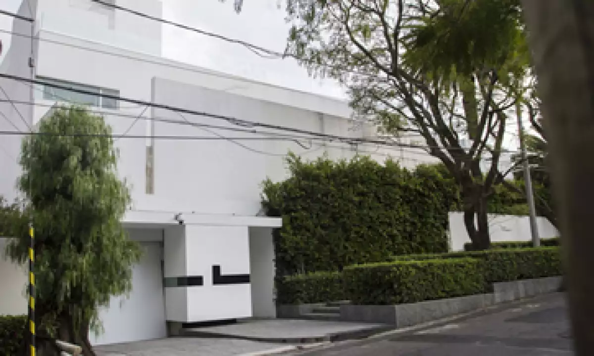 Fachada de la casa con domicilio en Sierra Gorda 150, en la colonia Lomas de Chapultepec. (Foto: Cuartoscuro )