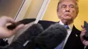 El presidente de los Estados Unidos, Donald Trump, habla con los periodistas a bordo del Air Force One después de su salida del Aeropuerto de la Capital de Pekín el 15 de mayo de 2026, en su camino de regreso a los Estados Unidos.