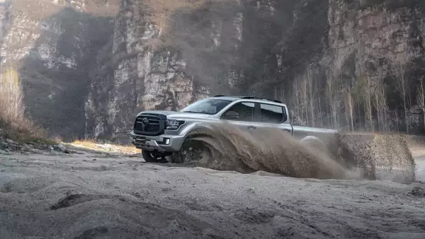foto de la nueva Poer 500 híbrida demostrando sus capacidades todoterreno en un terreno con arena suelta.