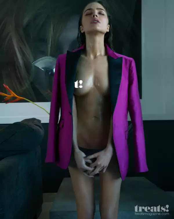 El blazer rosa es una de las dos únicas prendas de ropa que usa en el shoot.