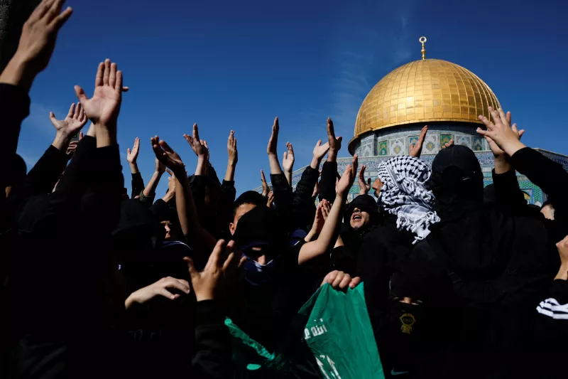 Los palestinos protestan por la actividad reciente en Gaza frente a la Cúpula de la Roca en el complejo conocido por los musulmanes como el Santuario Noble y por los judíos como el Monte del Templo, en la Ciudad Vieja de Jerusalén el 27 de enero de 2023.