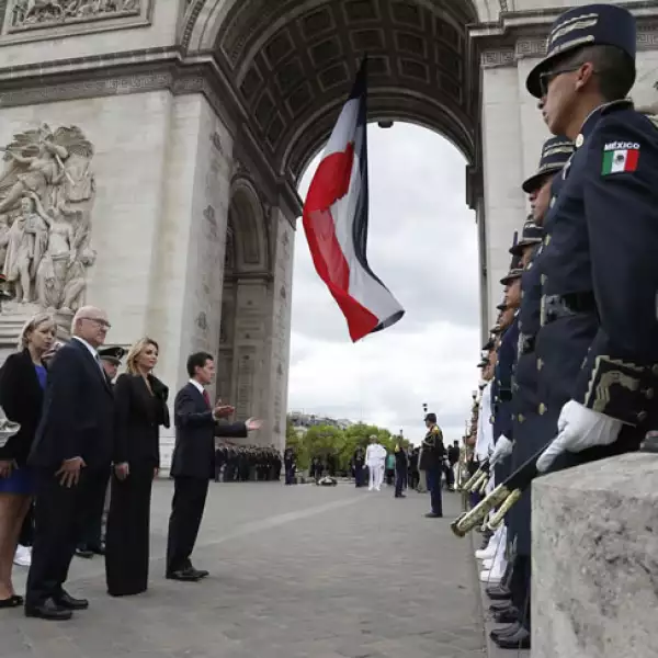En la ceremonia por los soldados desconocidos en el Arco del Triunfo en el Día de la Bastilla.