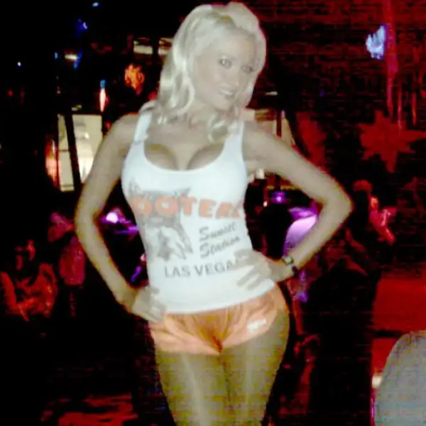 Mientras que Holly Madison, también es del dueño de Playboy, se puso la camiseta de su antiguo trabajo.