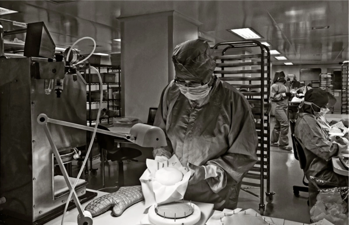 �rea de llenado y pesaje de implantes mamarios
