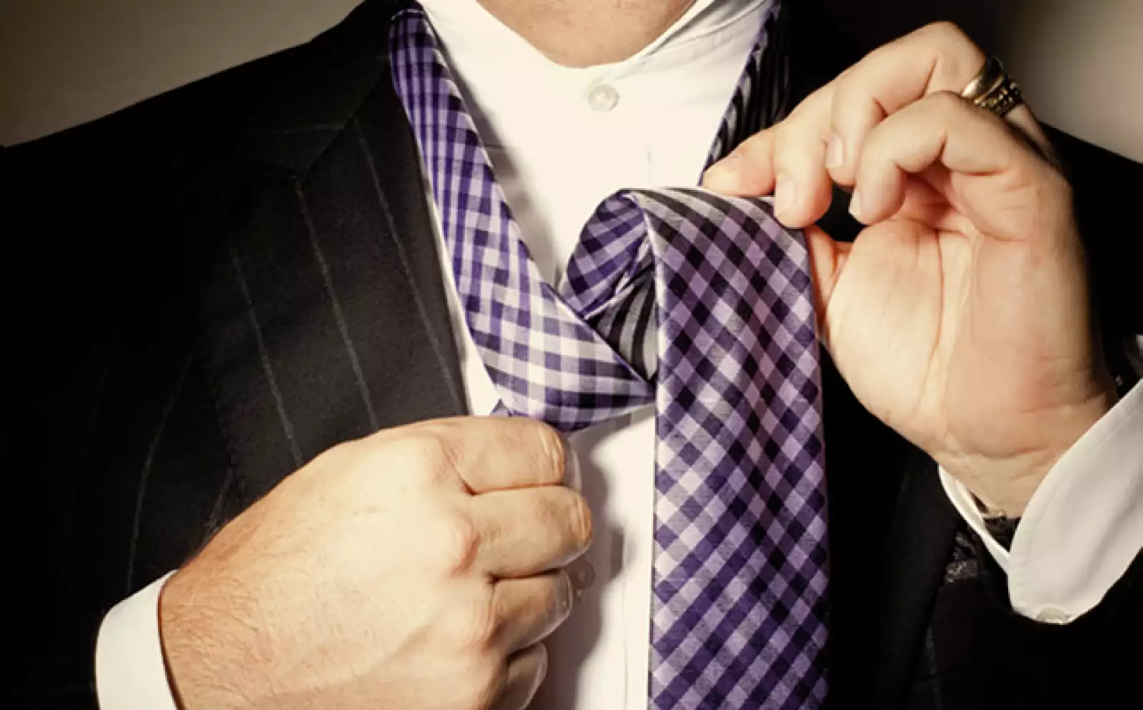 Pasar el extremo más ancho de la corbata por atrás y hacer una especie de nudo, jalándolo hacia arriba y un lado.