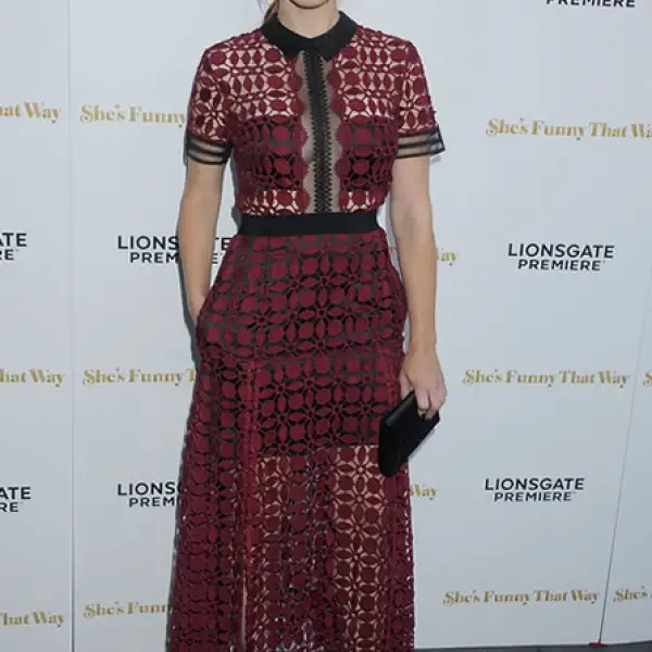 La actriz de `Teen Wolf´estuvo presente en la premiere de `Shes Funny Like That´ en LA con un vestido tipo crochet de Self-Portrait. Lo complementó con accesorios en negro.