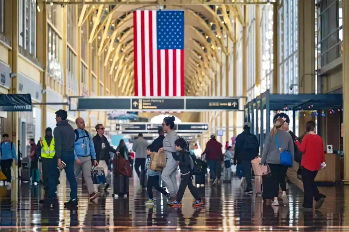 Los viajeros caminan por la terminal del Aeropuerto Nacional Ronald Reagan de Washington, más de un mes después del cierre en curso del gobierno de los Estados Unidos, en Arlington, Virginia, EE. UU., el 11 de noviembre de 2025.