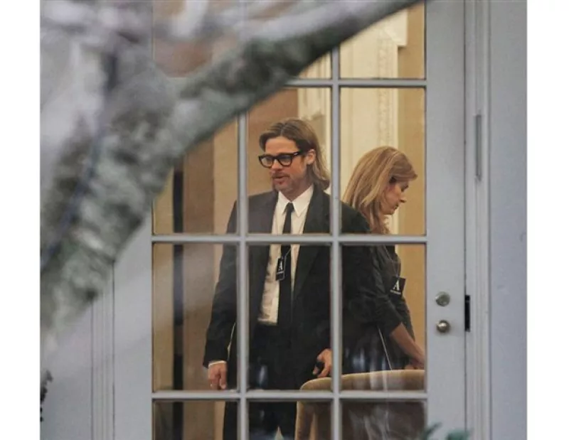 La popular pareja de actores visitó al presidente de Estados Unidos para platicar con él y mostrarle el nuevo filme de Jolie.