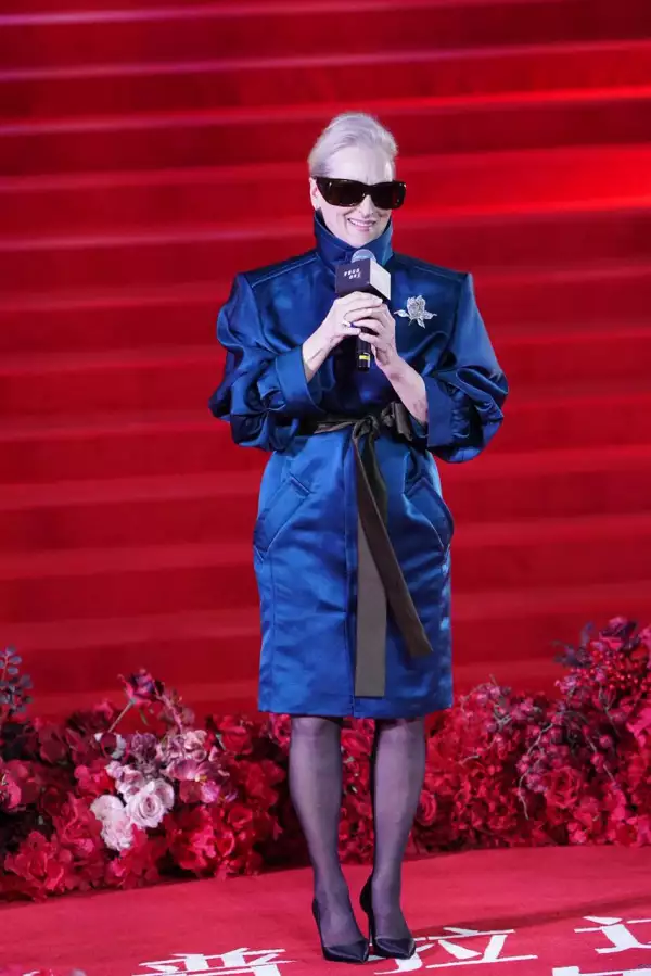 anne-hathaway-meryl-streep-looks-shanghai