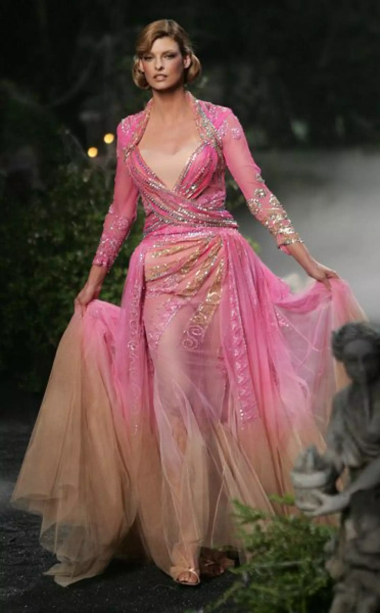 Pelo castaño claro con suaves ondas.