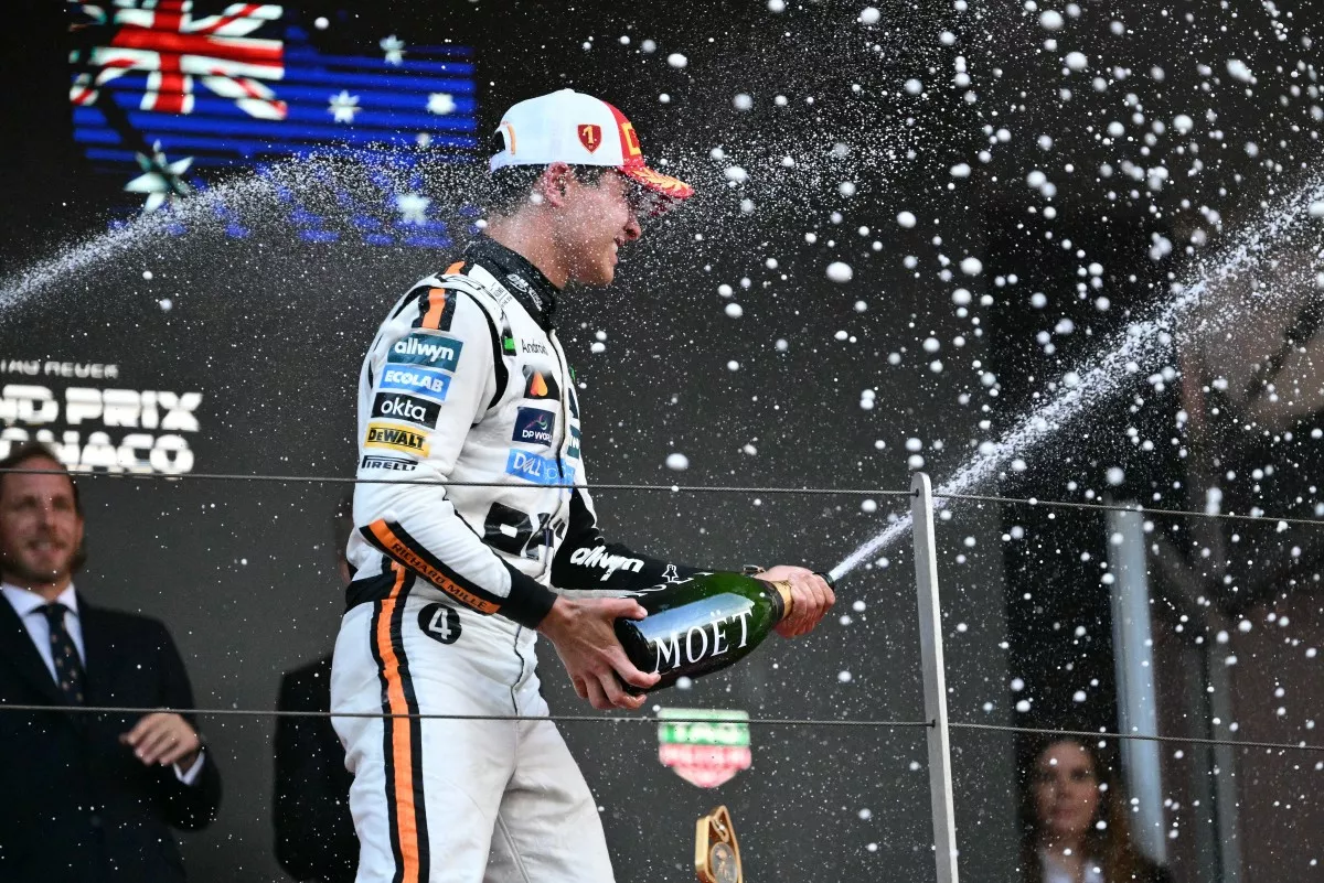 El piloto británico de McLaren, Lando Norris, rocía champán mientras celebra en el podio después de ganar el Gran Premio de Fórmula Uno de Mónaco en el Circuito de Mónaco, el 25 de mayo de 2025. 