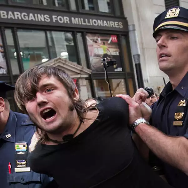 Dos de ellos fueron arrestados cuando intentaron superar una barricada policial.