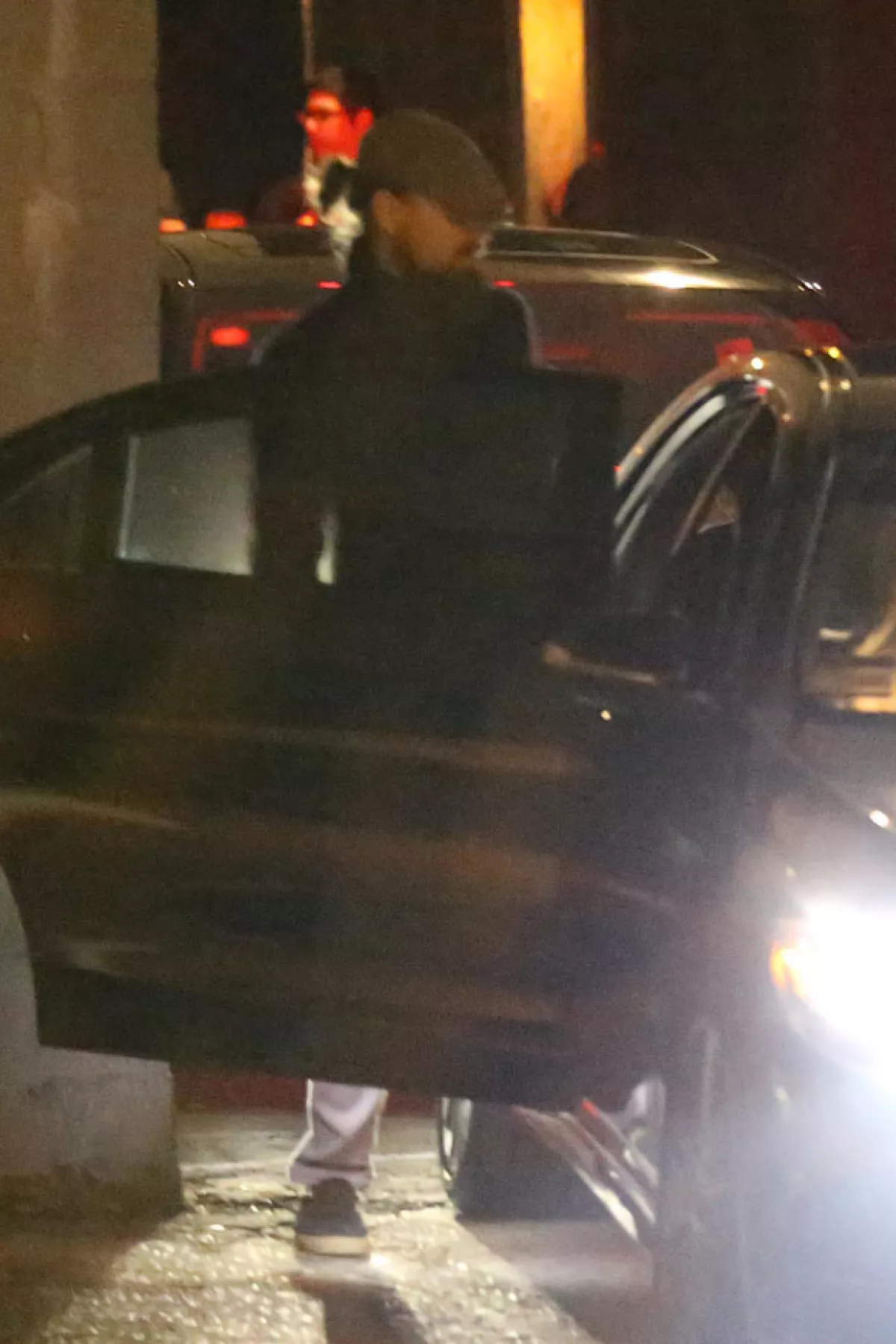 Leonardo DiCaprio fue parte del grupo que salió con Justin Bieber al convoy que los esperaba para llevarlos a otro lugar.