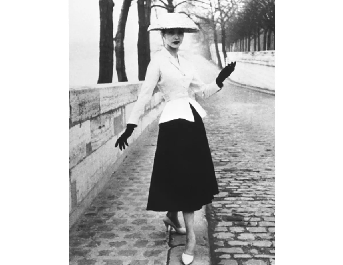 En 1947, Christian Dior presentó el estilo Corelle, más tarde bautizado como New Look. Fue en su desfile debut de alta costura que también dio a conocer la fragancia, Miss Dior, convirtiéndose en el primer Couturier/Parfumer.