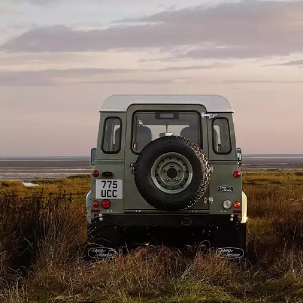El interior estará vestido por cuero y habrá dos versiones, 110 Station Wagon y 90 Station Wagon.