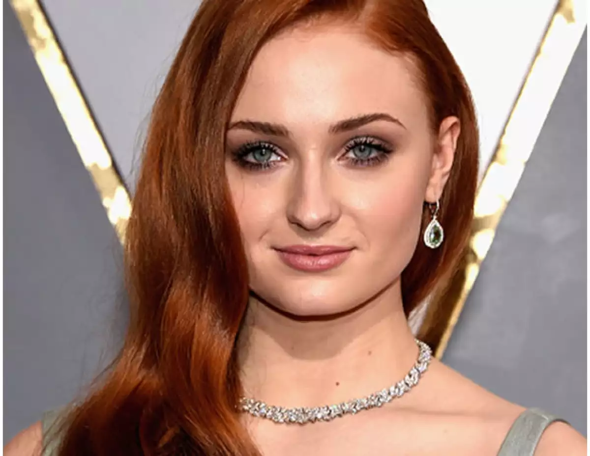La actriz dejó claro que verse increíble no implica dañar al medio ambiente al usar un vestido de la marca Galvan impactó en los Oscar con la iniciativa “Red Carpet Green Dress”.