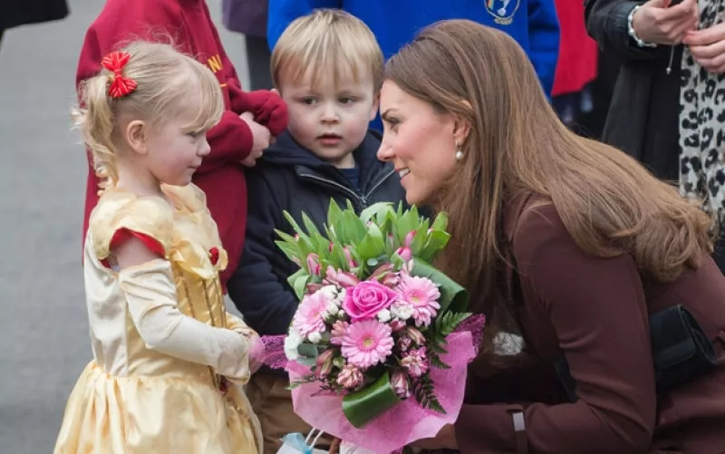 La Duquesa acudió este día al museo National Fishing Heritage Centre, donde fue recibida con flores y trajes para su primogénito.