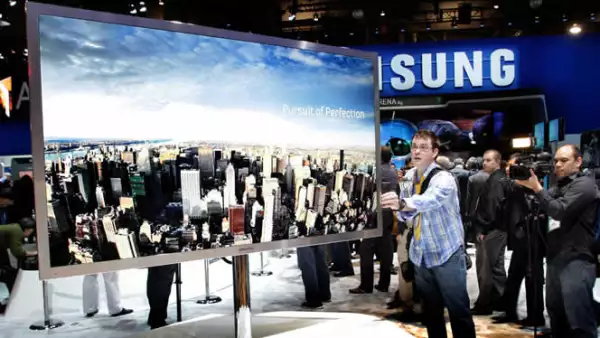 Un periodista prueba una pantalla tipo LED de alta definición de 75 pulgadas capaz de reproducir 3D