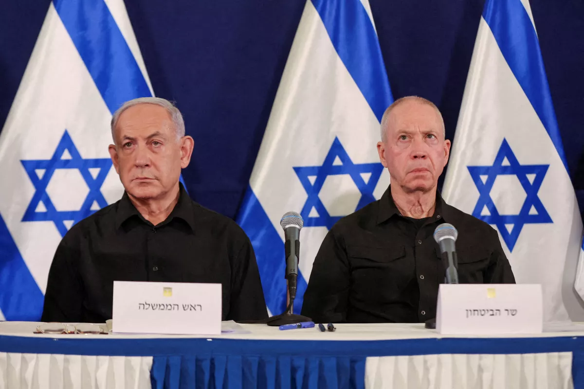 El primer ministro israelí, Benjamin Netanyahu, y el ministro de Defensa, Yoav Gallant, durante una conferencia de prensa en la base militar de Kirya en Tel Aviv, Israel, el 28 de octubre de 2023.
