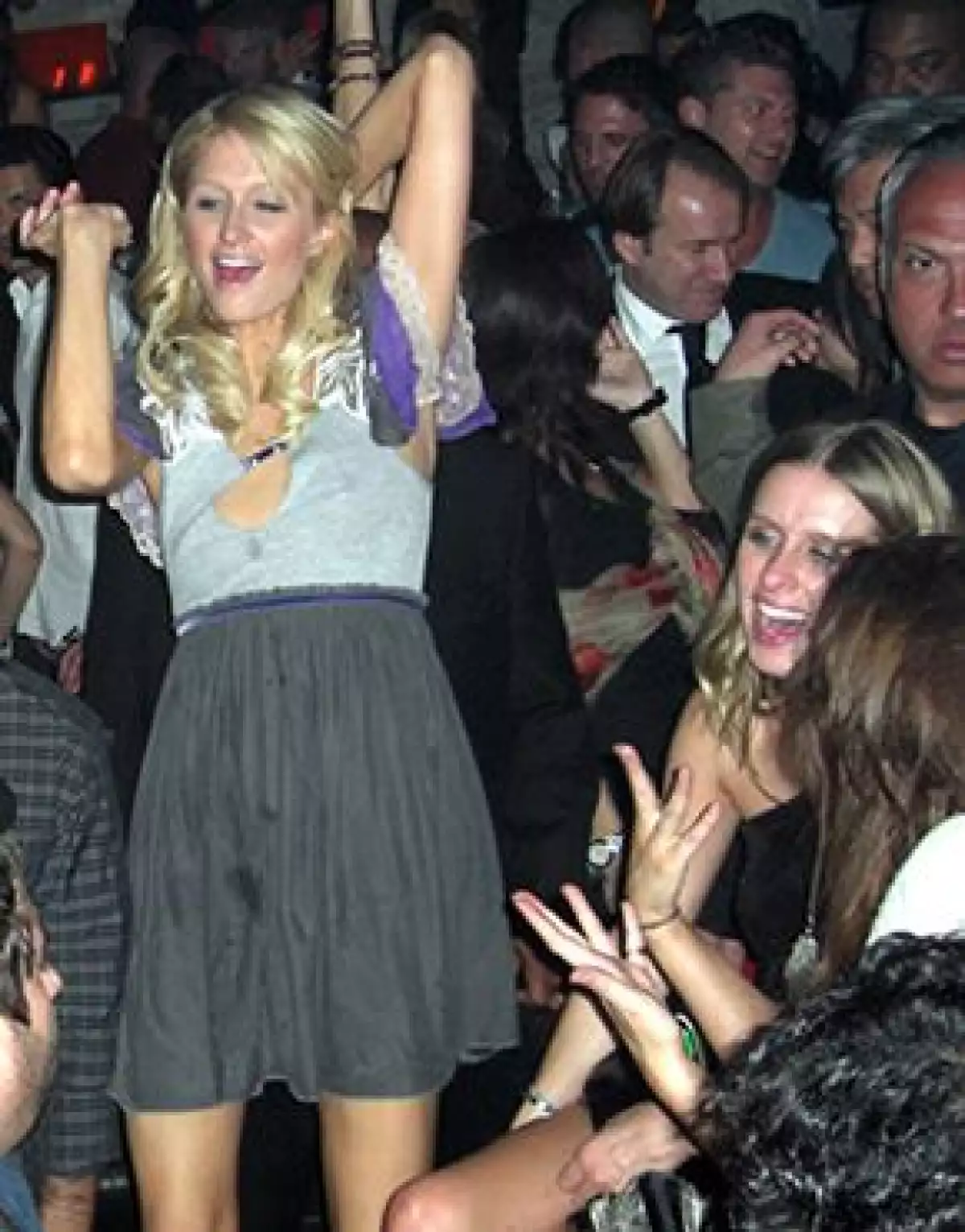 Después de un rato, Paris se animó a bailar en la mesa.