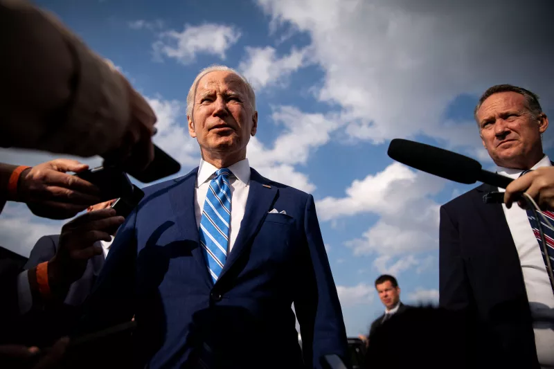 El presidente de Estados Unidos, Joe Biden, habla con reporteros. 
