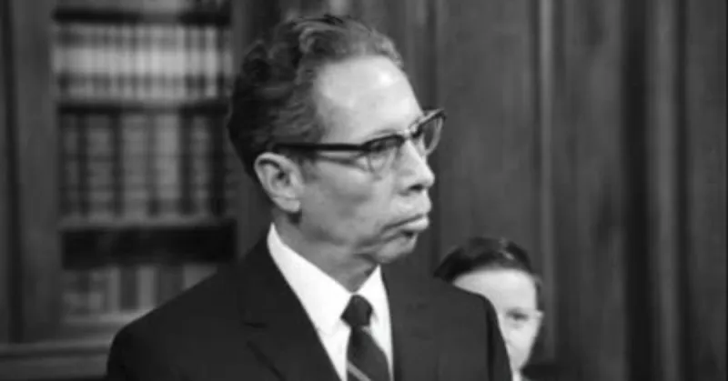 Gustavo Diaz Ordaz en una foto en blanco y negro. Viste traje negro, camisa blanca y lentes.jpg