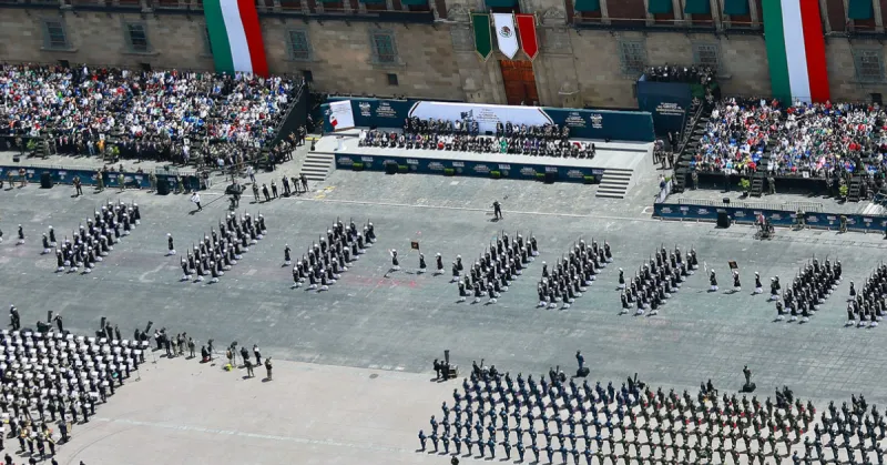 Elementos del Ejército que avanzan frente al gabinete presidencial en elZócalo. Tres banderas de México cuelgan en Palacio Nacional.jpg