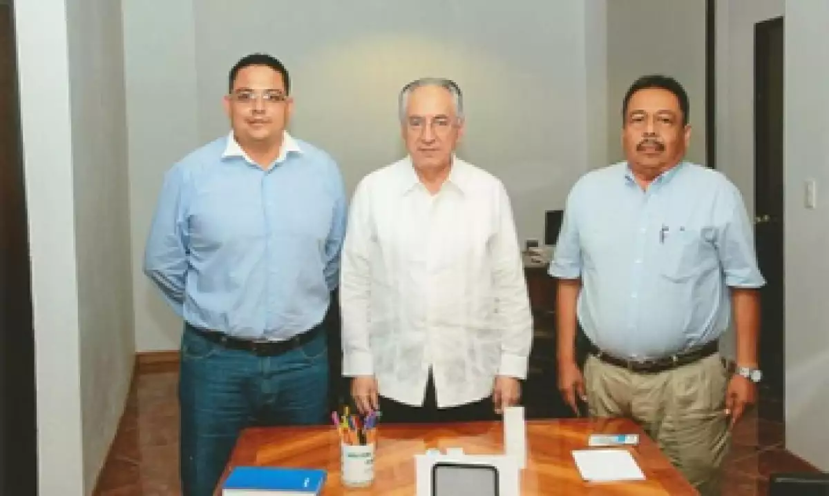 Melquiades Olmedo (der) presentó su renuncia y fue sustituido por Marco Mayares (izq). (Foto: Gobierno de Guerrero/Cortesía )