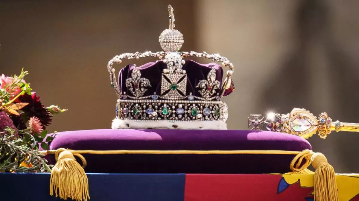 El ataúd de la reina Isabel II con la Corona del Estado Imperial descansando en la parte superior, llevado en el Carro Estatal de Armas de la Marina Real, sale de la Abadía de Westminster el 19 de septiembre de 2022 en Londres, Inglaterra. Elizabeth Alexandra Mary Windsor nació en Bruton Street, Mayfair, Londres, el 21 de abril de 1926.