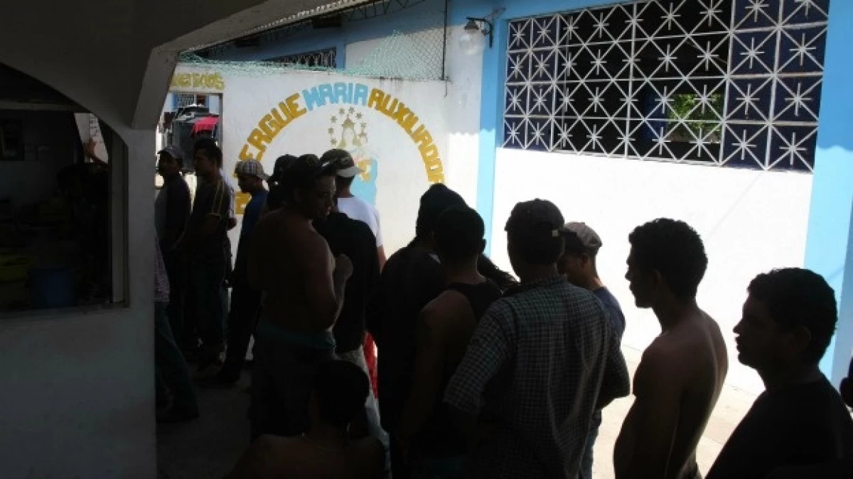 migrantes hacen fila en un albergue en villahermosa