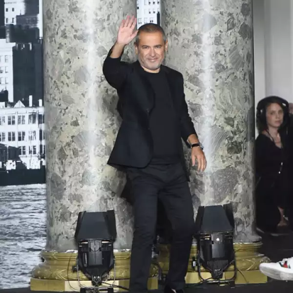 Al final del desfile, el diseñador fue despedido con aplausos y felicitaciones del público.