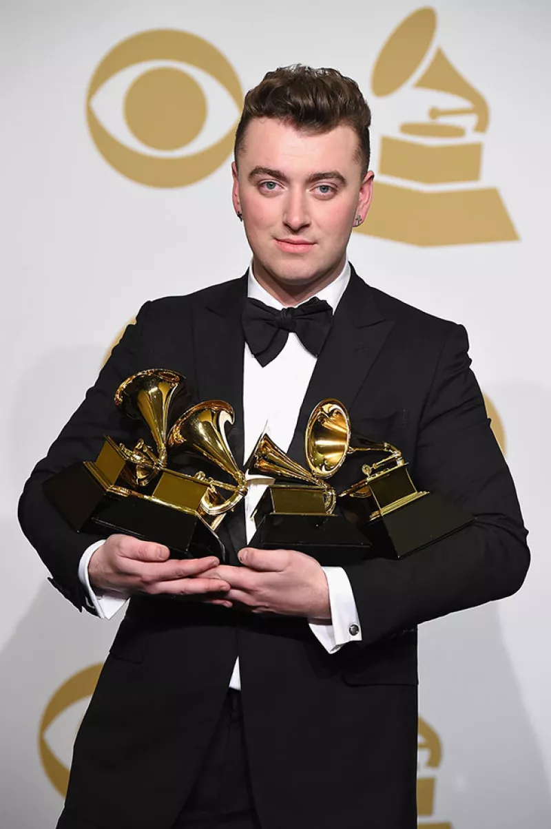 El cantante británico ganó cuatro de las seis categorías en las que estaba nominado, incluyendo “Grabación del Año”.