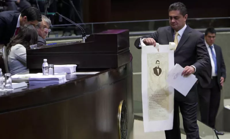 Luis Ángel Espinosa Cházaro colocó en el Pleno un cartel con la imagen y un pensamiento de Benito Juárez.