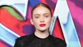 Foto de Sadie Sink en marzo de 2025, con vestido negro y cabello recogido.