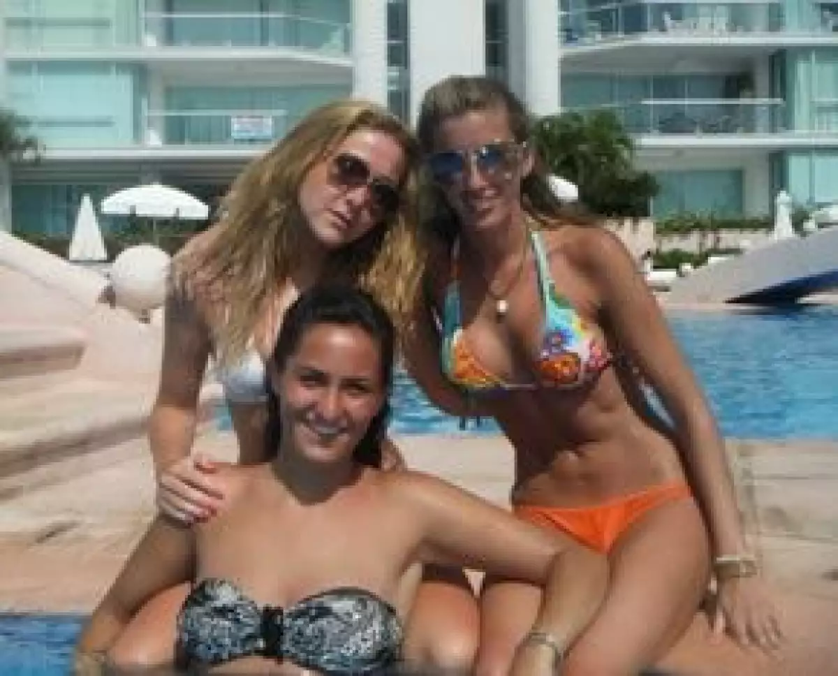 Karla con sus amigas en Acapulco.