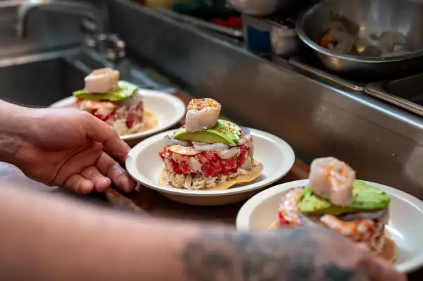 Foto de tres platos con tostadas de ceviche de camarón y pescado