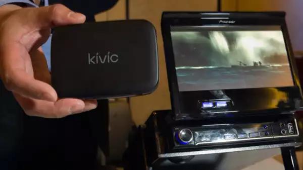 El Kivic funciona como un reproductor de video para el auto y transmite secuencias de vídeo desde un teléfono inteligente.