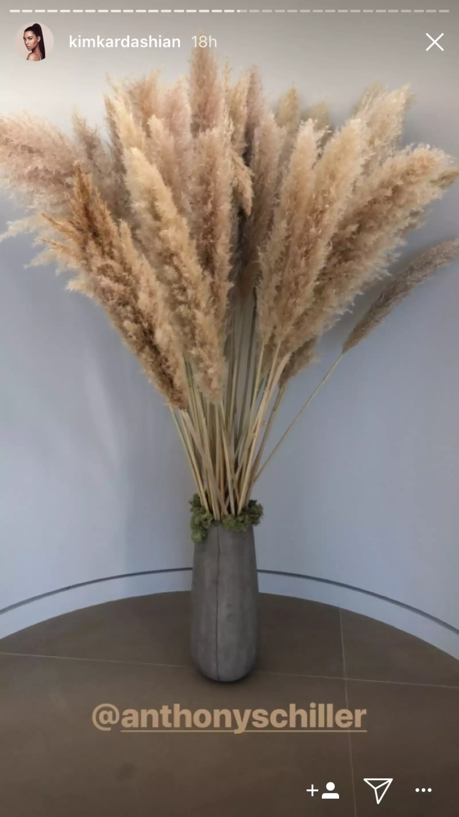 Kim Kardashian recibió decenas de flores por su cumple 37