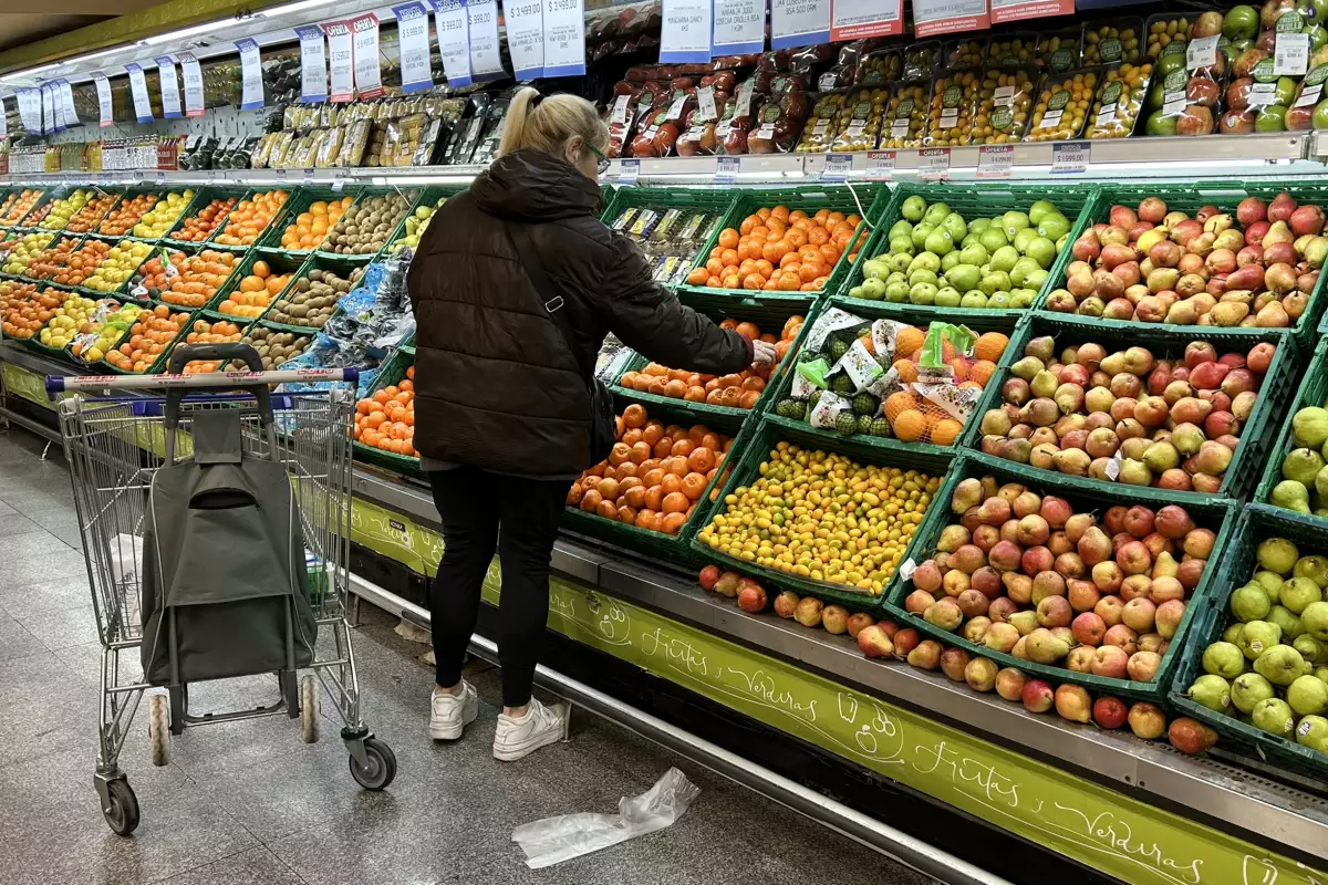 Una mujer compra productos en un supermercado de Buenos Aires, el 14 de julio de 2025.