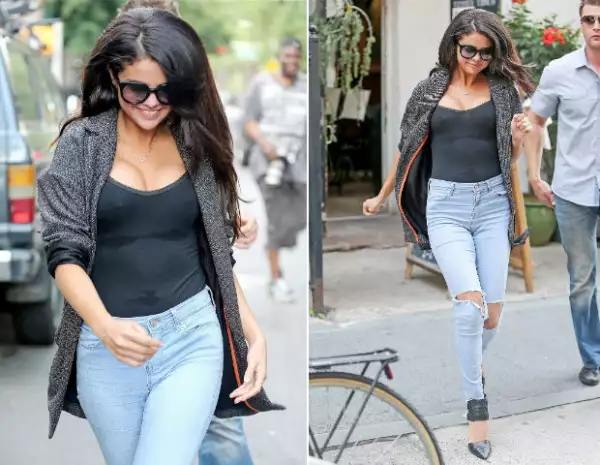 En estas imágenes puede apreciarse el aumento de tallas del busto de Selena.