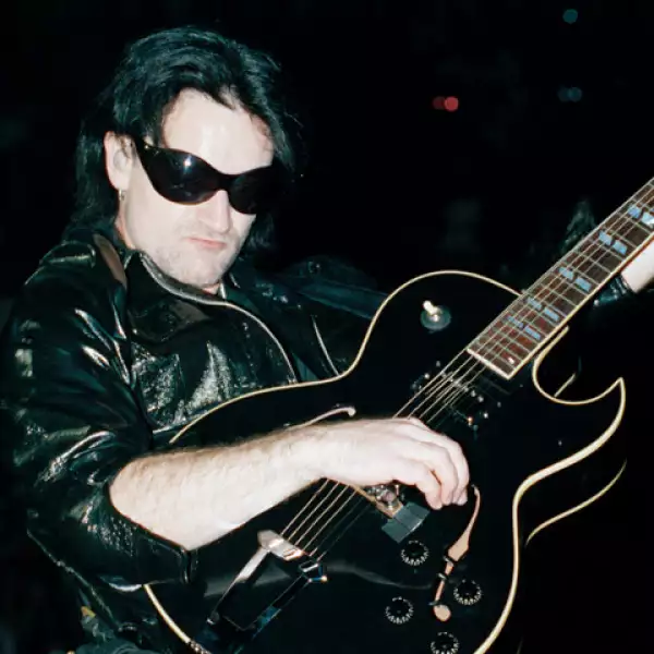 Aunque muchos pueden pensar que los lentes son sólo para verse fashion, lo cierto es que él dijo hace varios años que los usa sí por vanidad, pero también por salud. Esta foto fue tomada en 1992 durante un concierto en Massachussets.