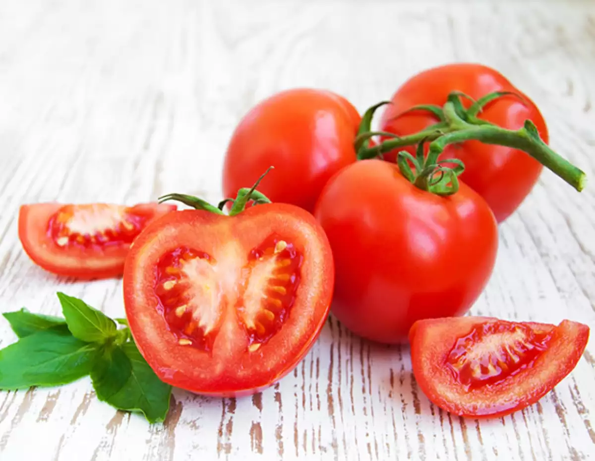 El jitomate tiene propiedades astringentes que ayudan a frenar el envejecimiento de la piel.