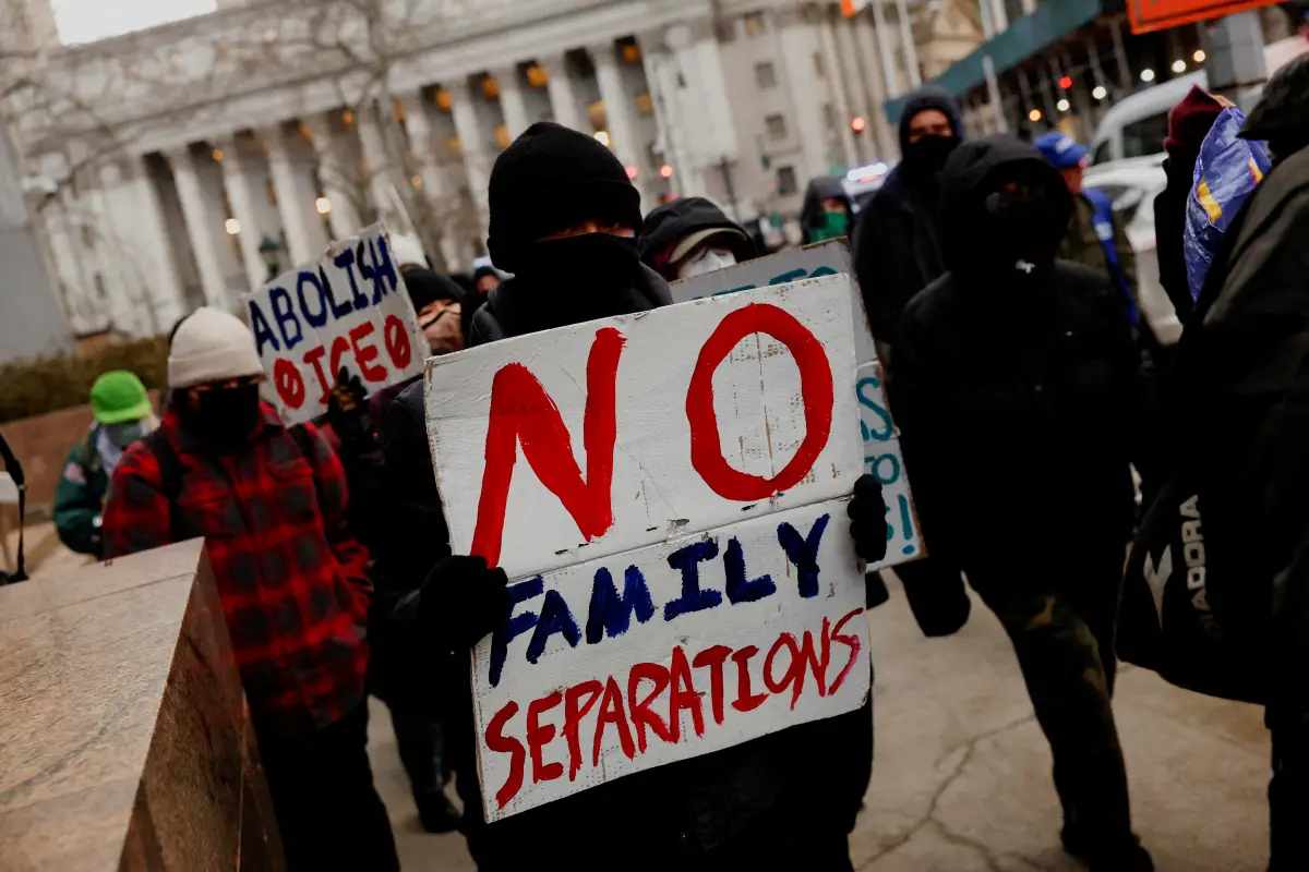 Los manifestantes protestan contra el Servicio de Inmigración y Aduanas de los Estados Unidos (ICE) y las deportaciones llevadas a cabo por la administración del presidente de los Estados Unidos, Donald Trump, en la ciudad de Nueva York, EE. UU., el 13 de febrero de 2025.