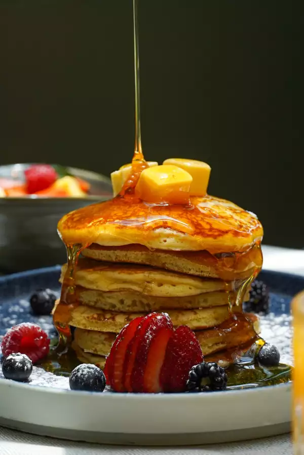 Torre de hotcakes, el desayuno que te invita a probar el restaurante Emilio
