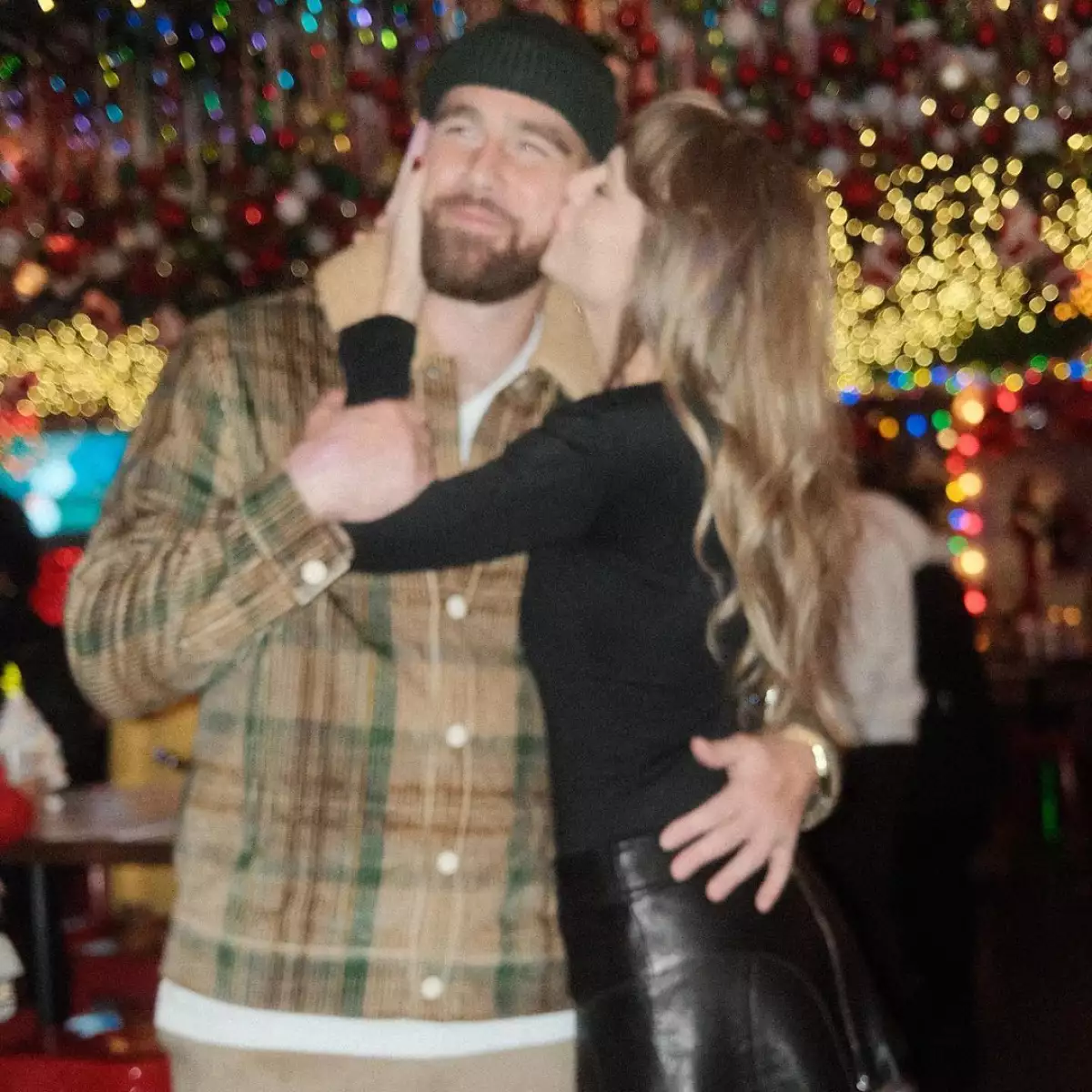 Travis-Kelce-Taylor-Swift-postal-navideña.jpg
