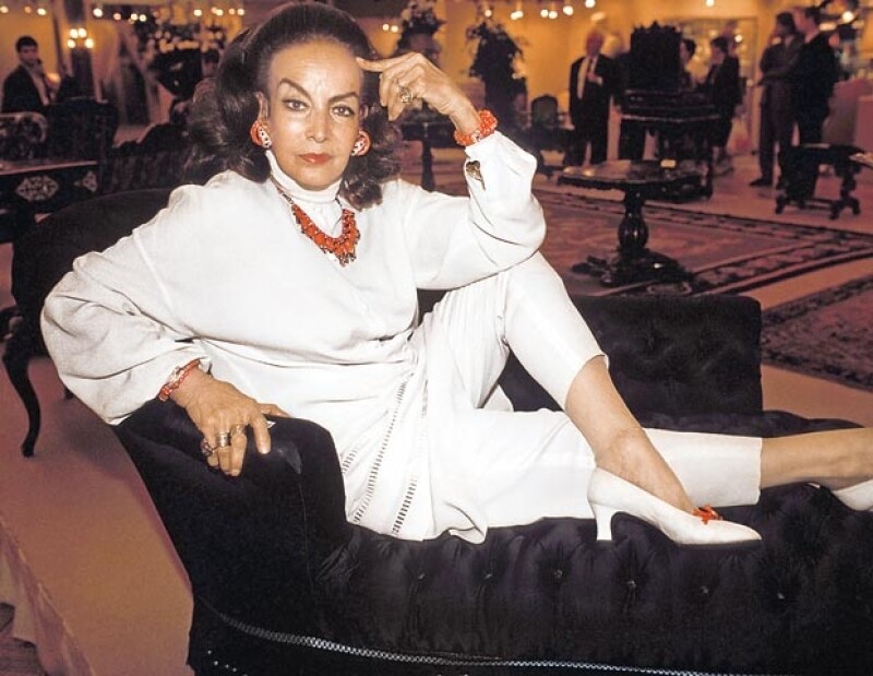 María en el París de 1990, en una venta de muebles de su colección Napoleón III.